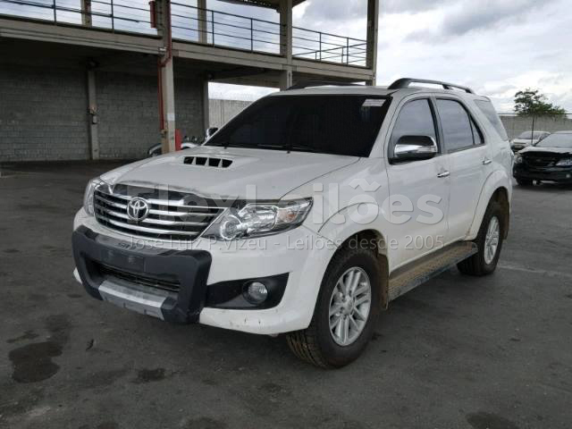 LOTE 023 - Toyota Hilux SW4 3.0 TDI 4x4 SRV 7L 2015